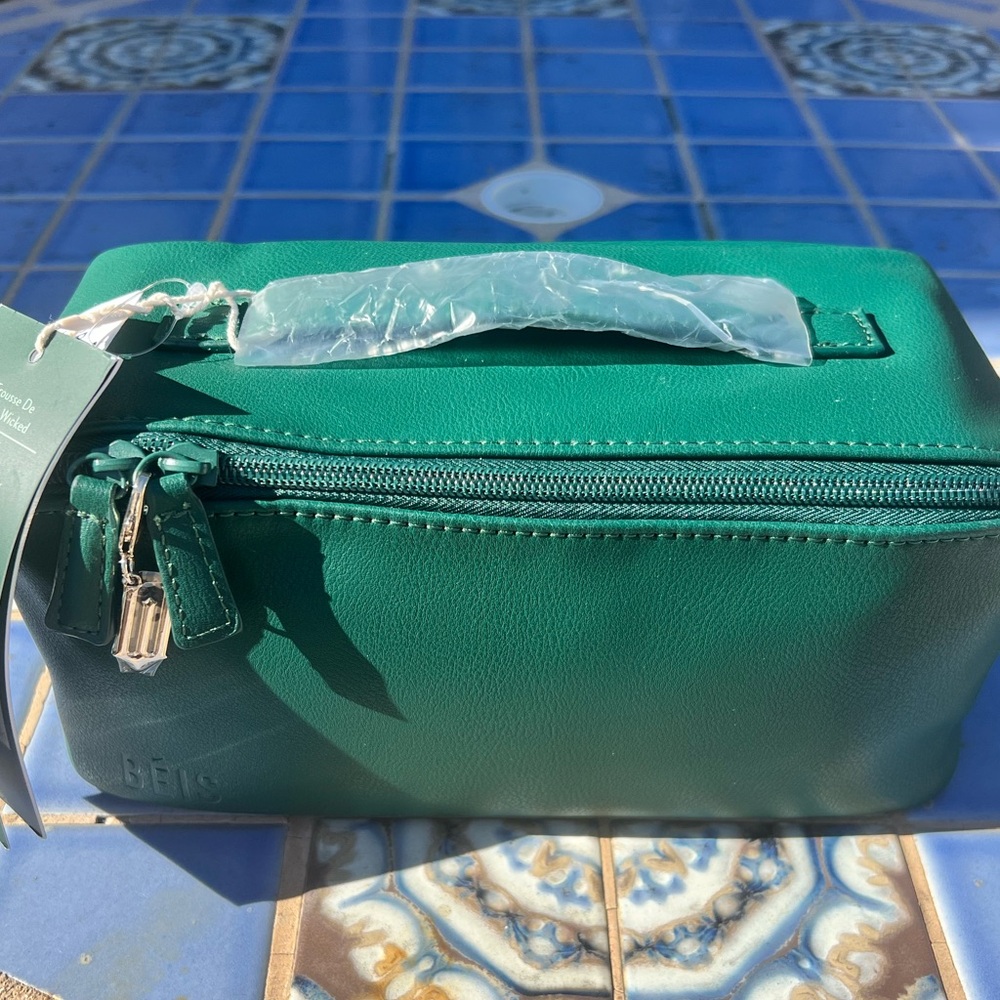 Beis Wicked green toiletry kit NWT - Picture 2 of 2